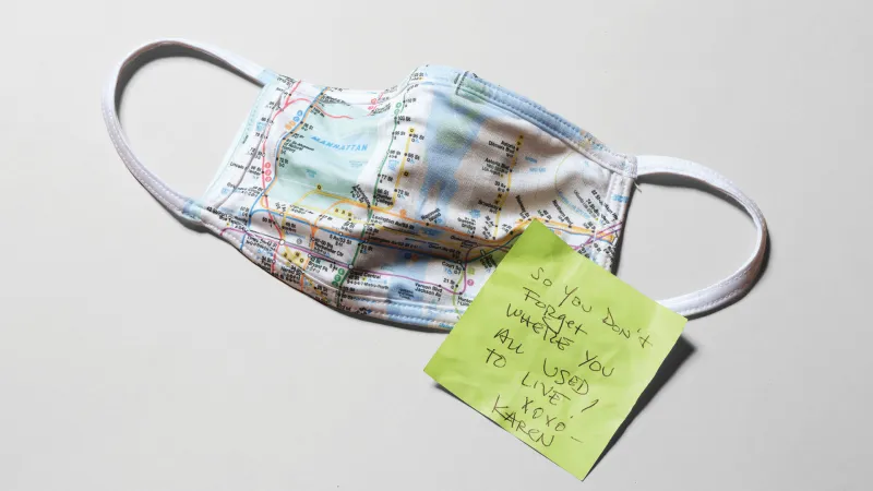 A face mask illustrating the book "Covid-19 Ad memoriam" by La&euml;titia Atlani-Duault