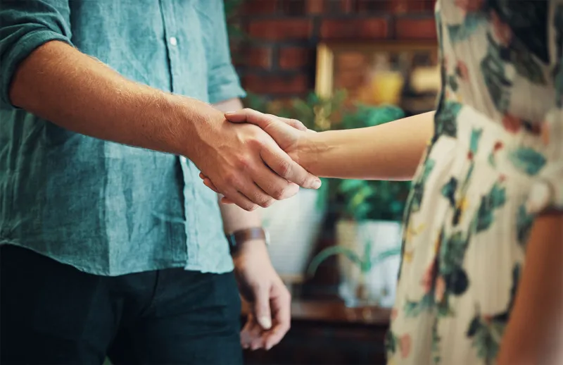 Two people shaking hands. Photo: Colourbox