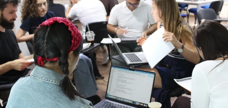 Group of students with laptops.