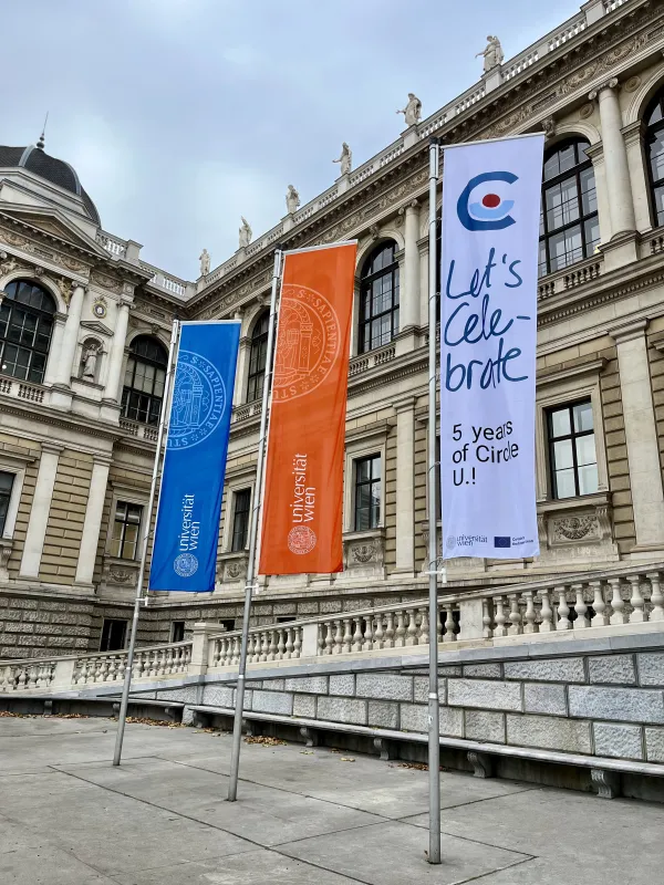Circle U. flag in front of UNIVIE