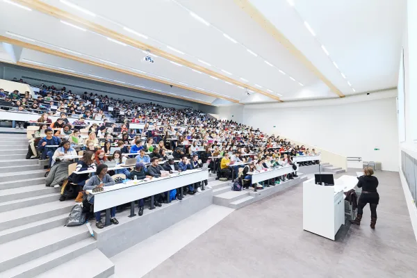 Auditorium in Saint-Louis, UCLouvain. Credit: Benjamin-Brolet