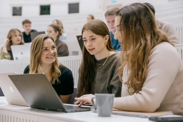 Students working at AU