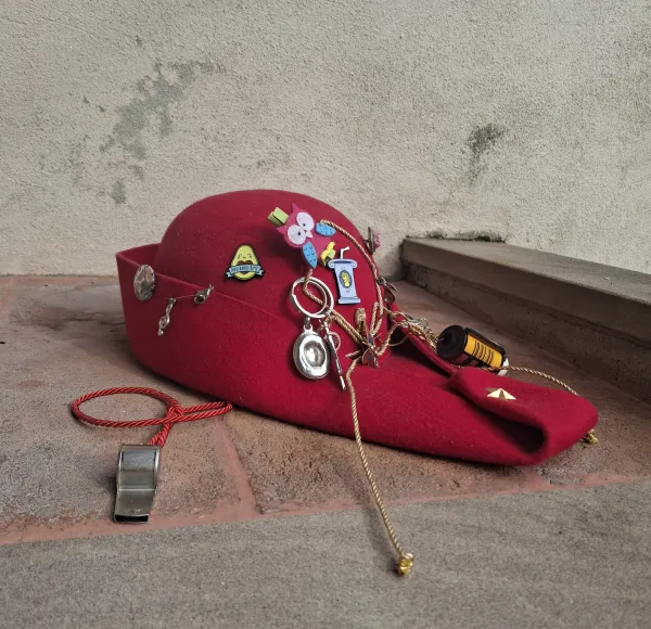 One hat, one story: the feluca of Pisa students 
