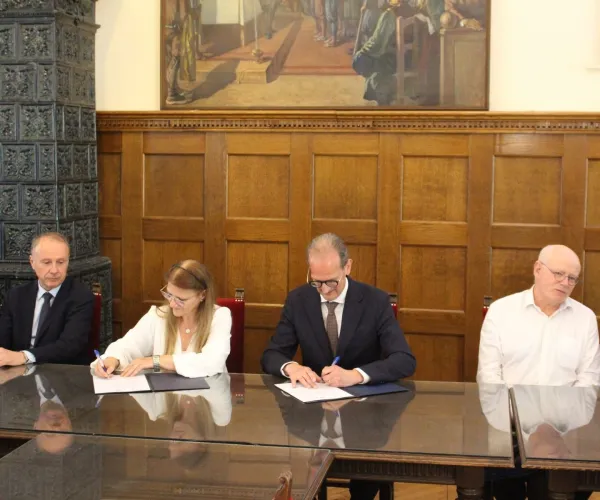 UCLouvain and the University of Belgrade signing the new cooperation agreement. Credits: Marija Jovanović